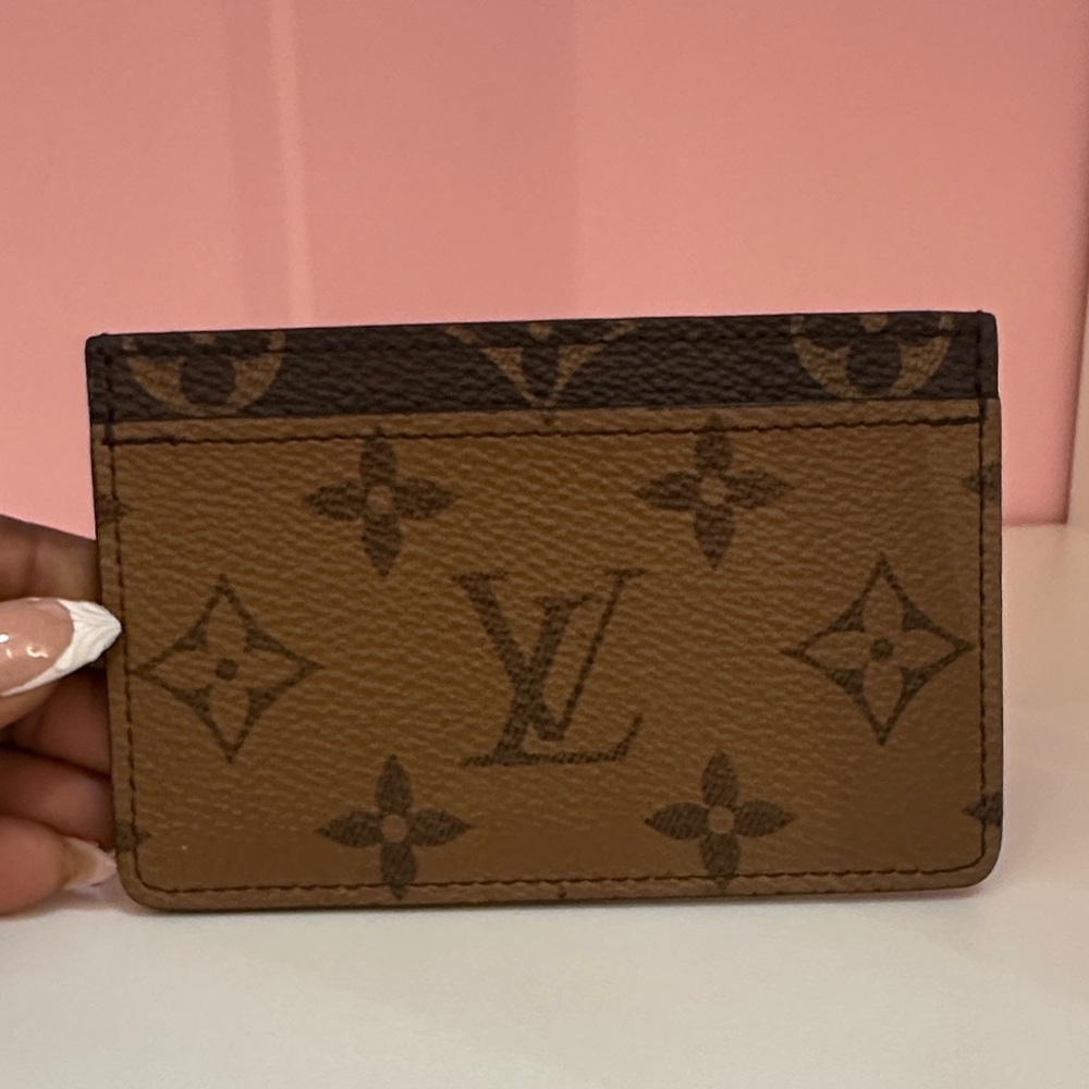 LOUIS VUITTON
Reverse Monogram Card Holder